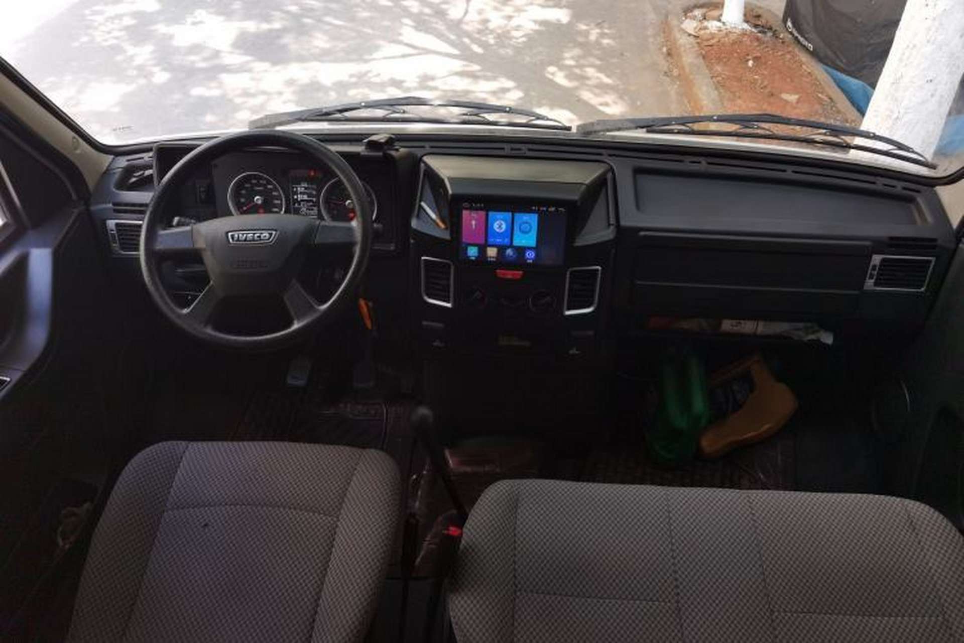 Used Iveco Daily 2017 2.5T A35 Passenger Van 5-7 Seats Model 47Z5 Center Console