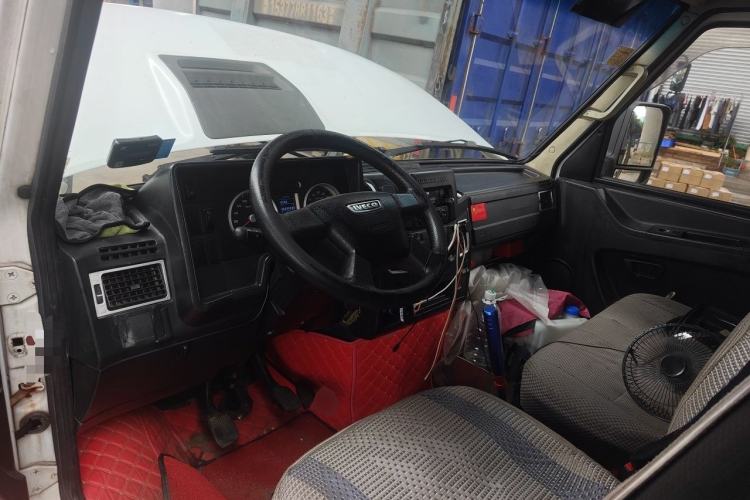 Used Iveco Daily 2017 2.5T A35 Passenger Van 5-7 Seats Model 47Z5 Center Console