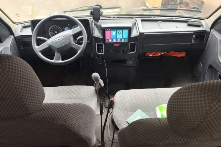 Used Iveco Daily 2017 2.5T A35 Passenger Van 5-7 Seats Model 47Z5 Center Console