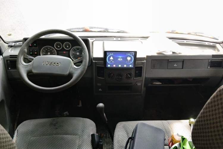 Used Iveco Daily 2017 2.5T A35 Passenger Van 5-7 Seats Model 47Z5 Center Console