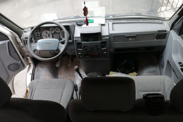 Used Iveco Daily 2017 2.5T A35 Low-Roof 5-7 Seater Passenger Van 47Z5 Center Console