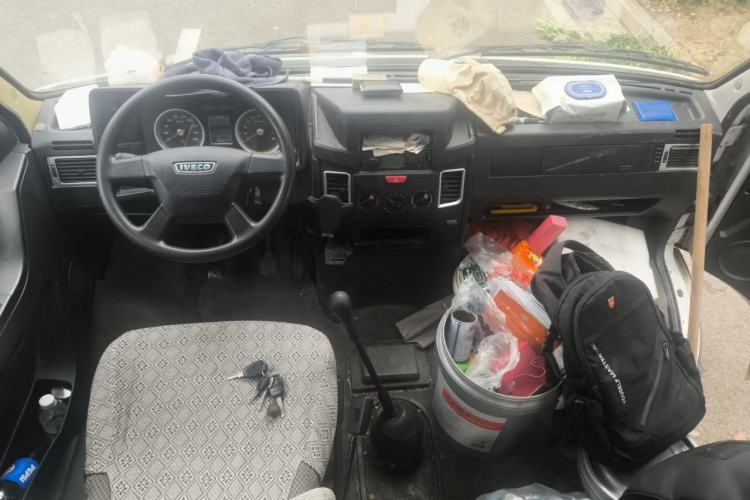 Used Iveco Daily 2017 2.5T A35 Passenger Van 5-7 Seats Model 47Z5 Center Console