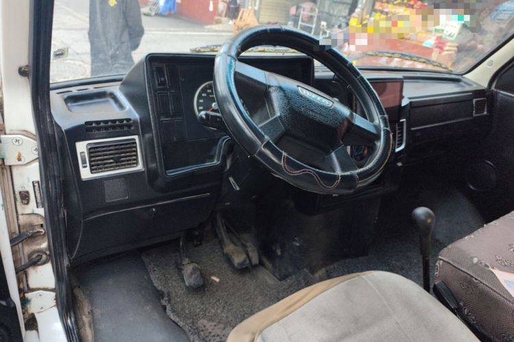 Used Iveco Daily 2017 2.5T A35 Passenger Van 5-7 Seats Model 47Z5 Center Console