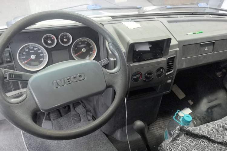 Used Iveco Daily 2017 2.8T V35 Cargo Van Mid-Roof 3/6 Seats 43S5 Center Console