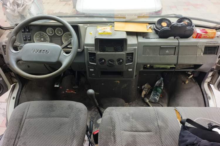 Used Iveco Daily 2017 2.5T A35 Passenger Van 5-7 Seats Model 47Z5 Center Console