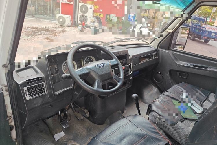Used Iveco Daily 2017 2.8T V35 Box Truck 3 Seats 43S5 Center Console