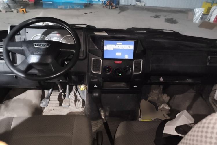 Used Iveco Daily 2017 2.5T A35 Passenger Van 5-7 Seats Model 47Z5 Center Console