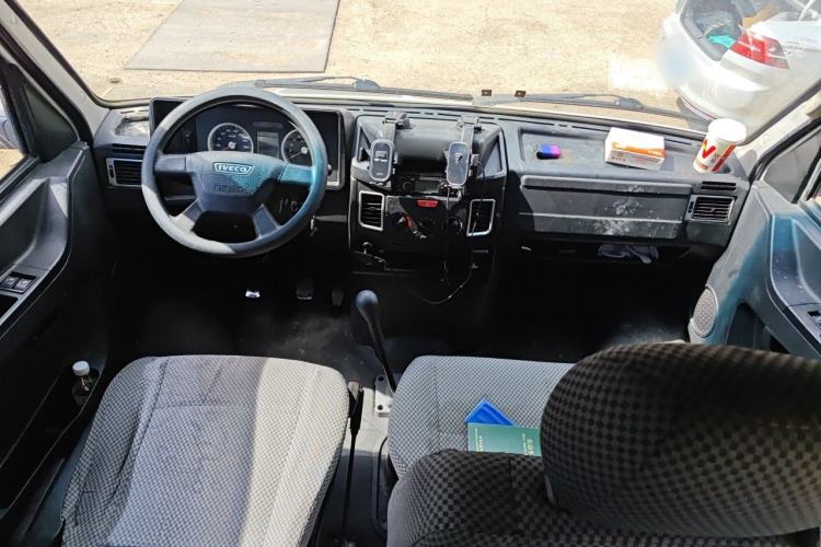 Used Iveco Daily 2017 2.5T A35 Passenger Van 5-7 Seats Model 47Z5 Center Console