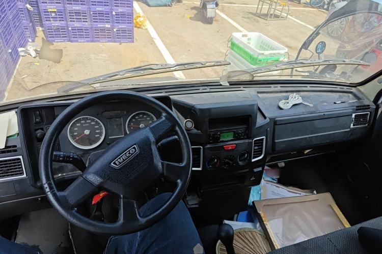 Used Iveco Daily 2017 2.5T A35 Passenger Van 5-7 Seats Model 47Z5 Center Console