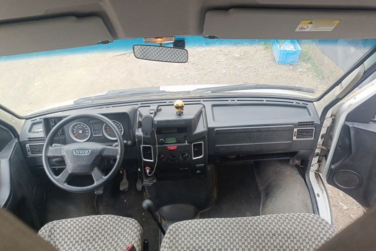 Used Iveco Daily 2017 2.5T A35 Passenger Van 5-7 Seats Model 47Z5 Center Console