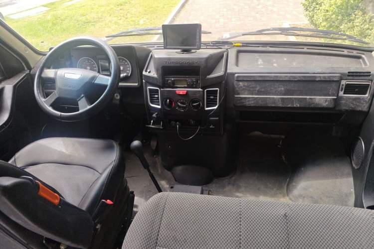 Used Iveco Daily 2017 2.5T A35 Passenger Van 5-7 Seats Model 47Z5 Center Console