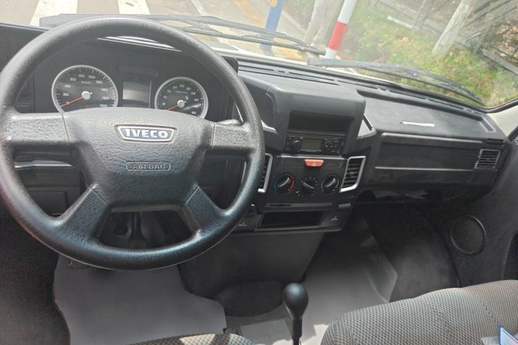 Used Iveco Daily 2017 2.5T A35 Passenger Van 5-7 Seats Model 47Z5 Center Console