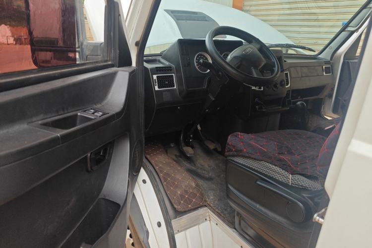 Used Iveco Daily 2017 2.8T V35 Box Truck Low Roof 3-Seater Model 43S5 Driver Seat