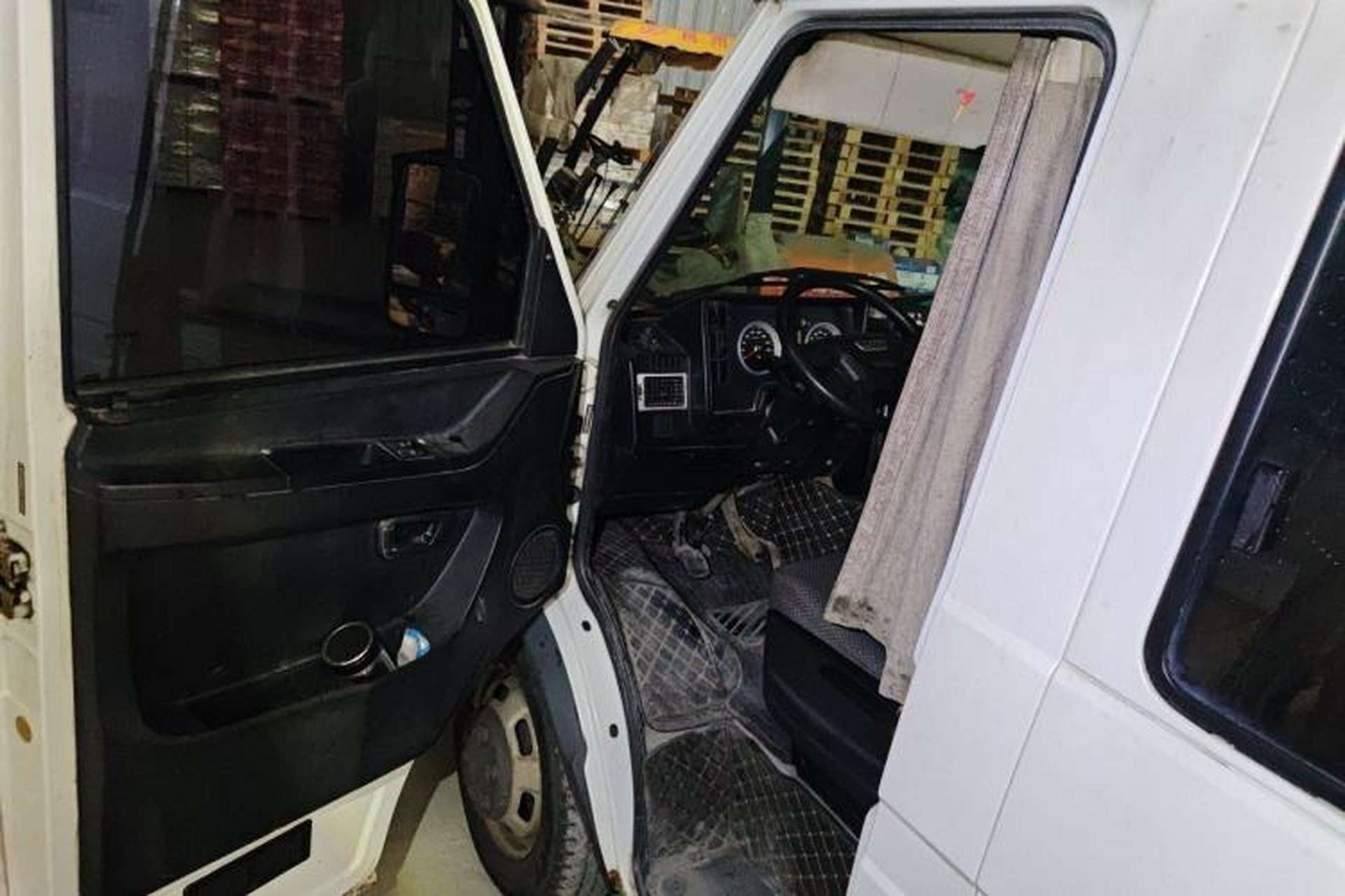Used Iveco Daily 2017 2.5T A35 Passenger Van 5-7 Seats Model 47Z5 Driver Seat