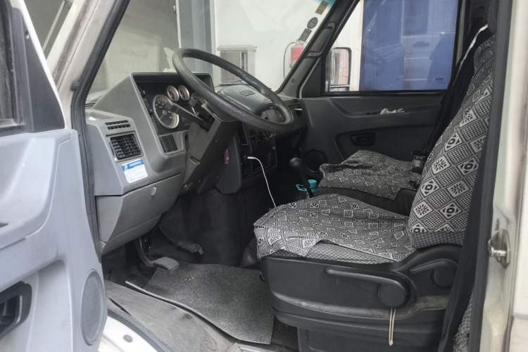 Used Iveco Daily 2017 2.8T V35 Cargo Van Mid-Roof 3/6 Seats 43S5 Driver Seat