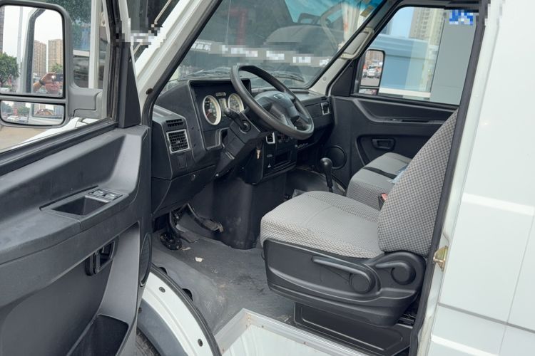 Used Iveco Daily 2017 2.8T V35 Box Truck 3 Seats 43S5 Driver Seat