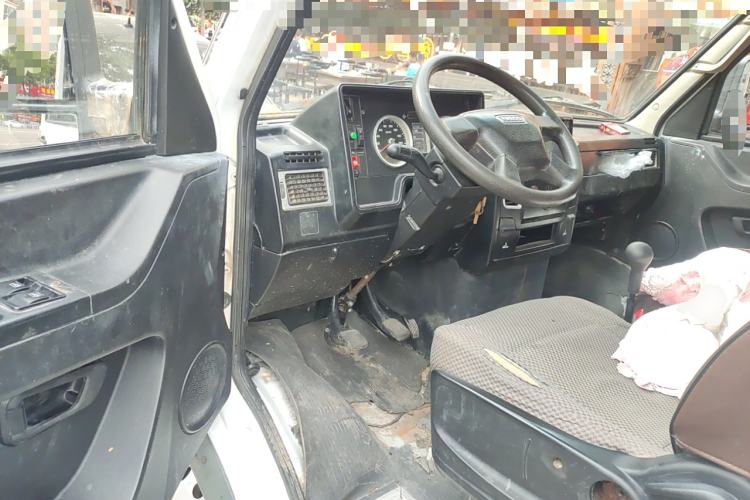 Used Iveco Daily 2017 2.8T V35 Box Truck 3 Seats 43S5 Driver Seat