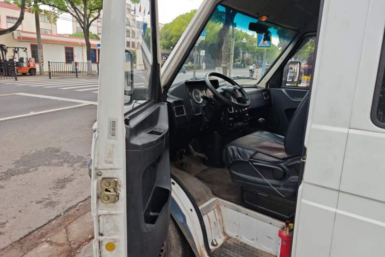 Used Iveco Daily 2017 2.5T A35 Passenger Van 5-7 Seats Model 47Z5 Driver Seat