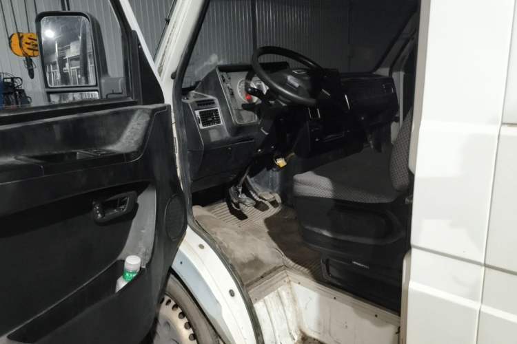 Used Iveco Daily 2017 2.5T A35 Passenger Van 5-7 Seats Model 47Z5 Driver Seat