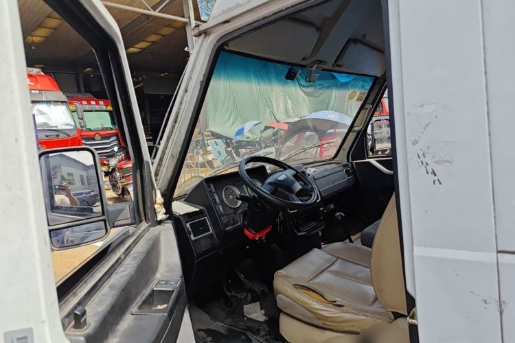 Used Iveco Daily 2017 2.5T A35 Passenger Van 5-7 Seats Model 47Z5 Driver Seat