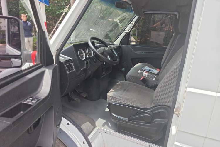 Used Iveco Daily 2017 2.5T A35 Passenger Van 5-7 Seats Model 47Z5 Driver Seat