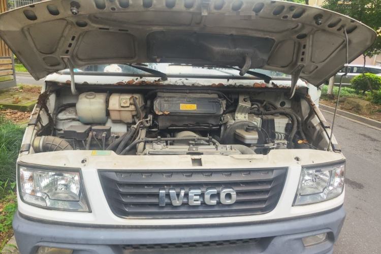 Used Iveco Daily 2017 2.5T A35 Passenger Van 5-7 Seats Model 47Z5 Engine Bay