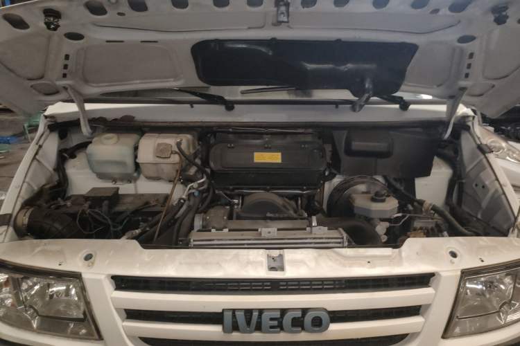 Used Iveco Daily 2017 2.8T V35 Cargo Van Mid-Roof 3/6 Seats 43S5 Engine Bay