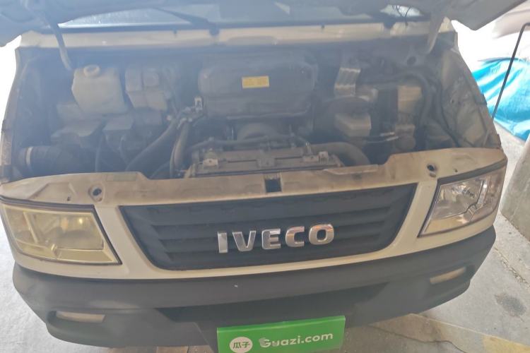 Used Iveco Daily 2017 2.8T V35 Box Truck 3 Seats 43S5 Engine Bay