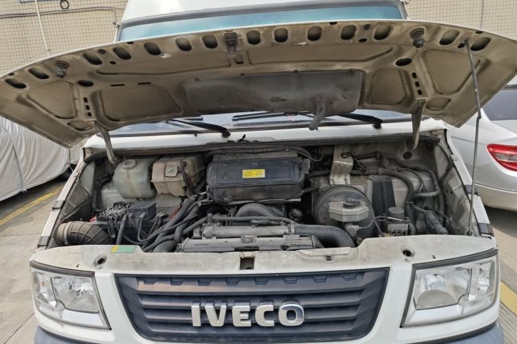 Used Iveco Daily 2017 2.8T V35 Box Truck 3 Seats 43S5 Engine Bay