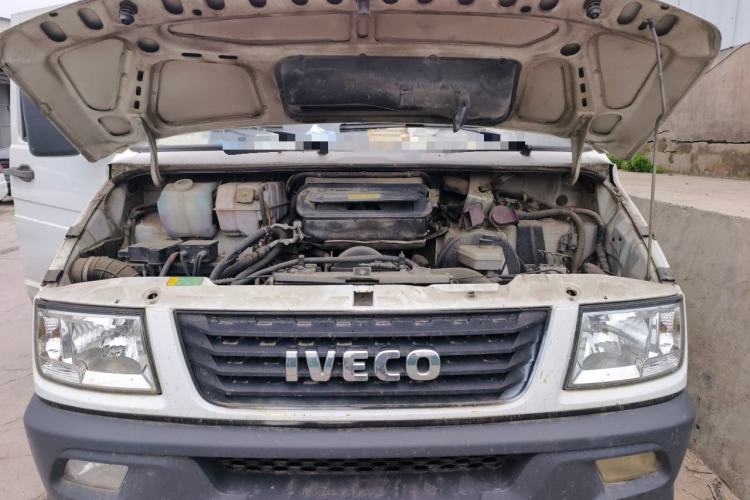 Used Iveco Daily 2017 2.5T A35 Passenger Van 5-7 Seats Model 47Z5 Engine Bay