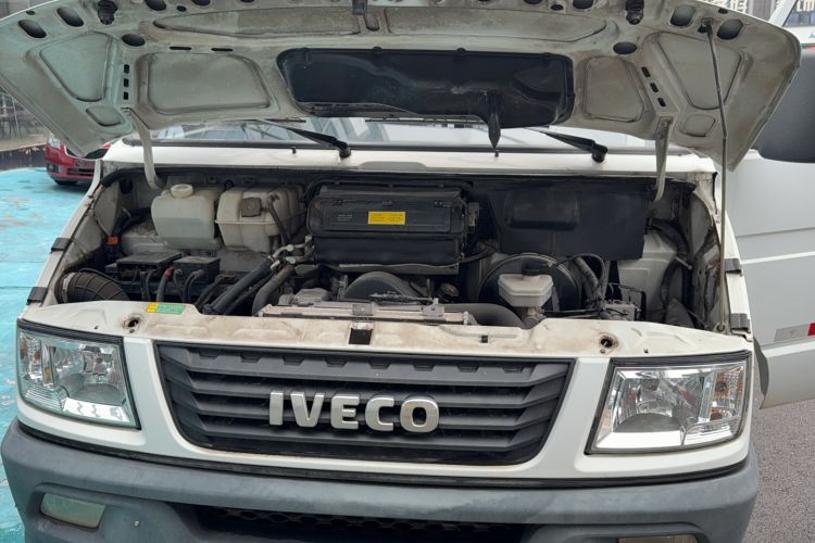 Used Iveco Daily 2017 2.8T V35 Box Truck 3 Seats 43S5 Engine Bay