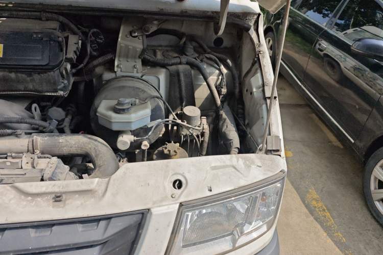Used Iveco Daily 2017 2.8T X45 Short-Wheelbase Cargo Truck 43S5 Engine Bay Left