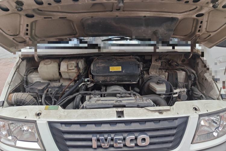 Used Iveco Daily 2017 2.8T V35 Box Truck 3 Seats 43S5 Engine Bay