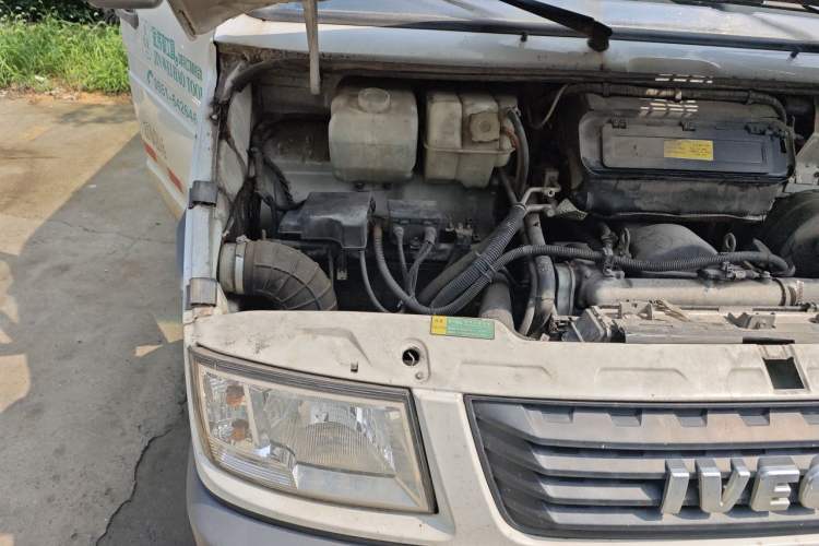 Used Iveco Daily 2017 2.8T X45 Short-Wheelbase Cargo Truck 43S5 Engine Bay Right