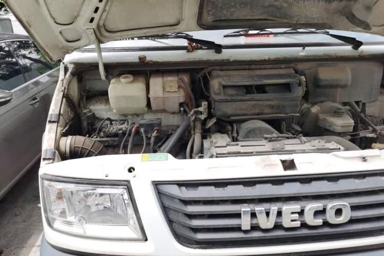 Used Iveco Daily 2017 2.5T A35 Passenger Van 5-7 Seats Model 47Z5 Engine Bay Right