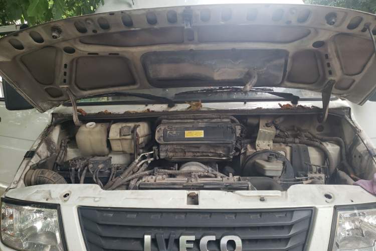 Used Iveco Daily 2017 2.5T A35 Passenger Van 5-7 Seats Model 47Z5 Engine Bay