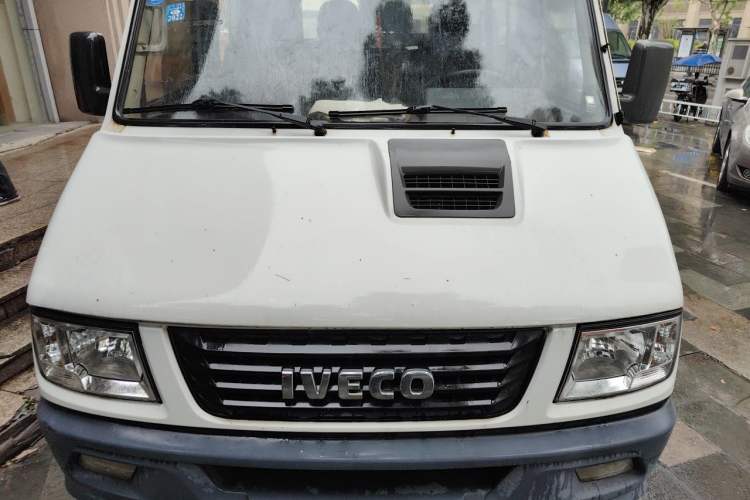 Used Iveco Daily 2017 2.5T A35 Passenger Van 5-7 Seats Model 47Z5 Engine Bay