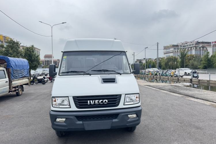 Used Iveco Daily 2017 2.8T V35 Box Truck 3 Seats 43S5 Exterior 1