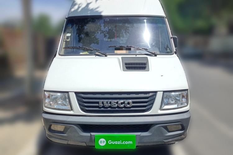 Used Iveco Daily 2017 2.5T A35 Low-Roof 5-7 Seater Passenger Van 47Z5 Exterior 1