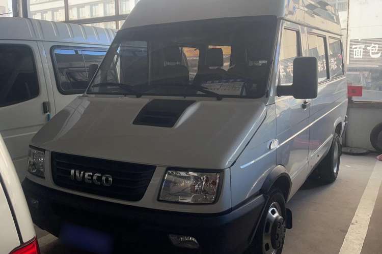 Used Iveco Daily 2017 2.5T A35 Low-Roof 5-7 Seater Passenger Van 47Z5 Exterior 1