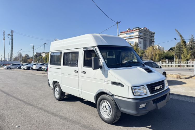 Used Iveco Daily 2017 2.5T A35 Passenger Van 5-7 Seats Model 47Z5 Exterior 1