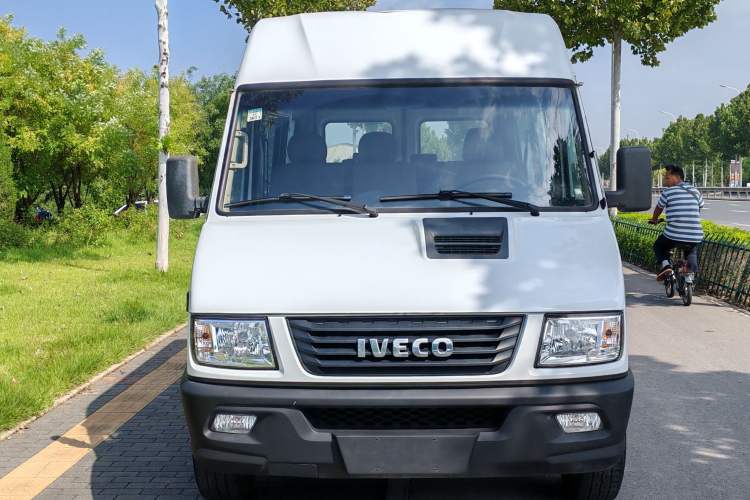 Used Iveco Daily 2017 2.5T A35 Passenger Van 5-7 Seats Model 47Z5 Exterior 1