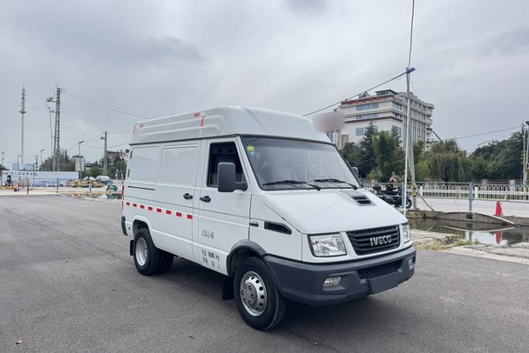Used Iveco Daily 2017 2.8T V35 Box Truck 3 Seats 43S5 Exterior 2