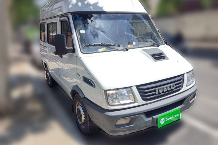 Used Iveco Daily 2017 2.5T A35 Low-Roof 5-7 Seater Passenger Van 47Z5 Exterior 2
