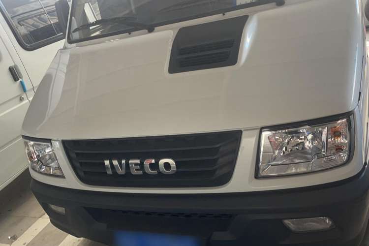 Used Iveco Daily 2017 2.5T A35 Low-Roof 5-7 Seater Passenger Van 47Z5 Exterior 2