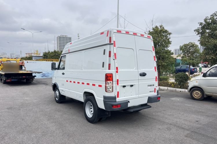 Used Iveco Daily 2017 2.8T V35 Box Truck 3 Seats 43S5 Exterior 3