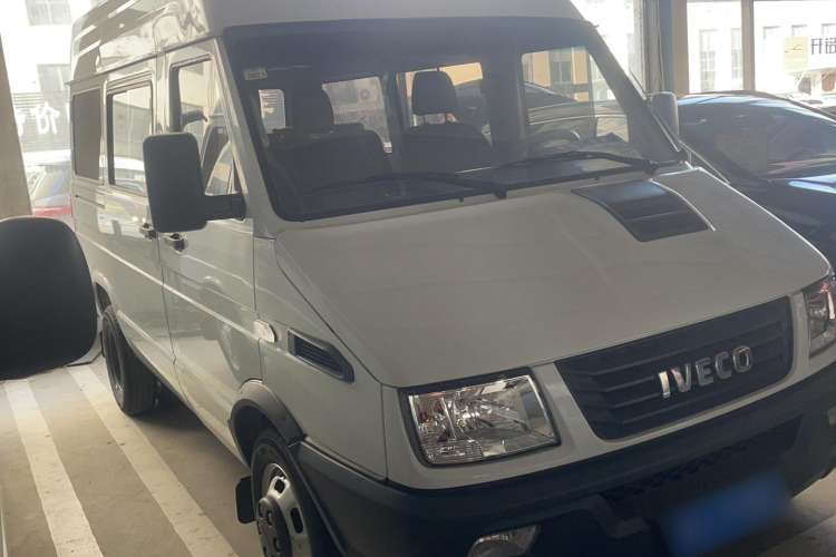Used Iveco Daily 2017 2.5T A35 Low-Roof 5-7 Seater Passenger Van 47Z5 Exterior 3