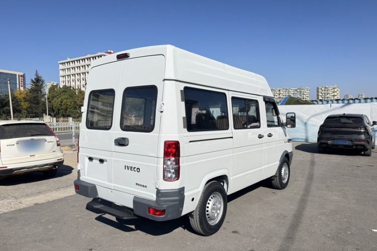 Used Iveco Daily 2017 2.5T A35 Passenger Van 5-7 Seats Model 47Z5 Exterior 3