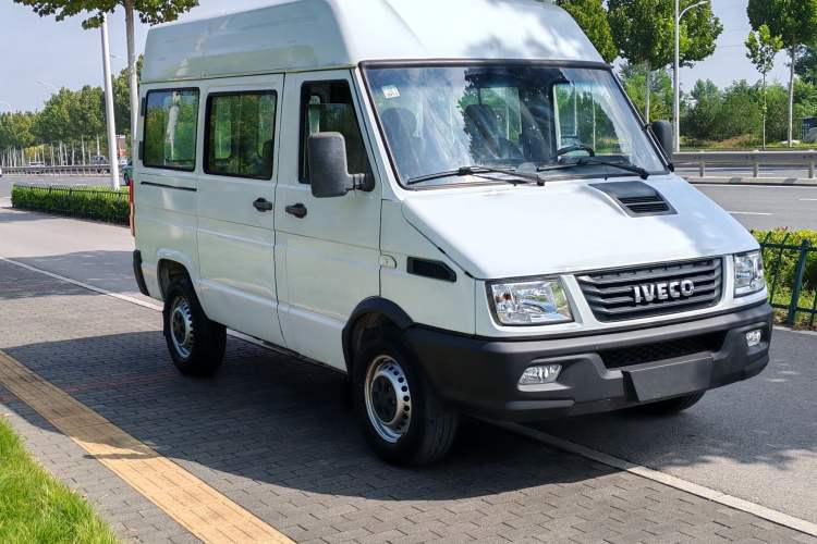 Used Iveco Daily 2017 2.5T A35 Passenger Van 5-7 Seats Model 47Z5 Exterior 3