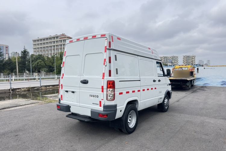Used Iveco Daily 2017 2.8T V35 Box Truck 3 Seats 43S5 Exterior 4